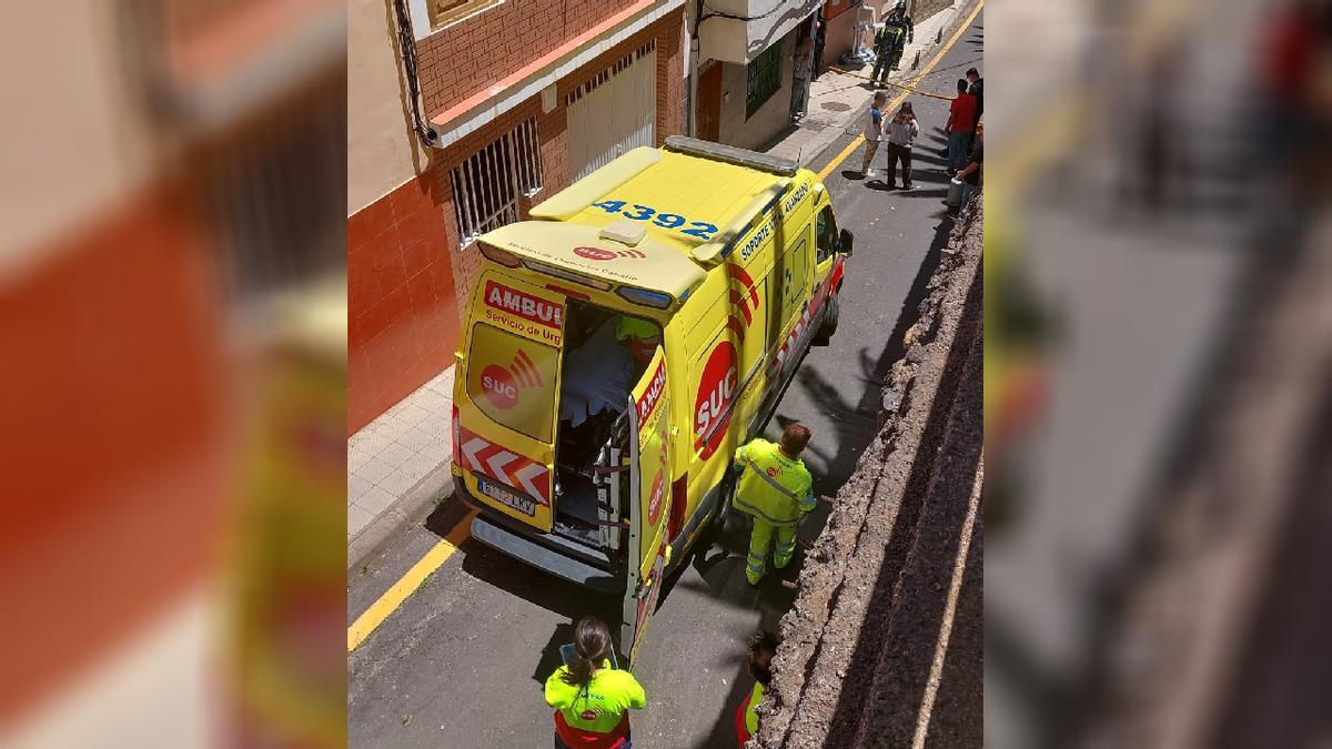 Personal sanitario en el lugar en el que ha explotado este jueves una bombona en una casa de Ofra.