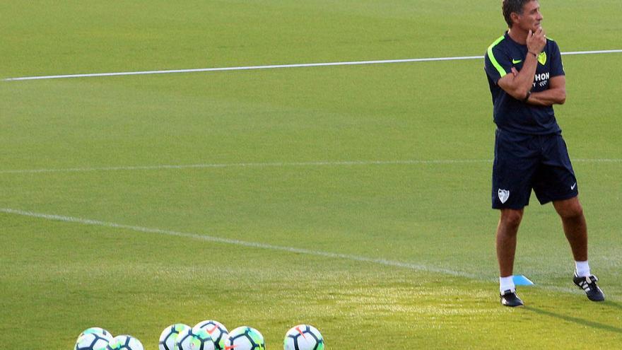 Míchel, pensativo durante un entrenamiento del Málaga CF.