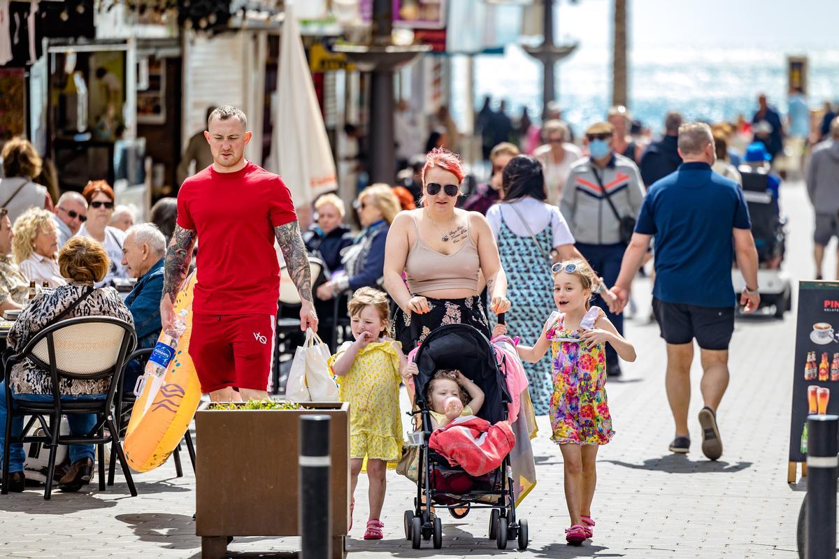 Una familia británica esta semana paseando por Benidorm