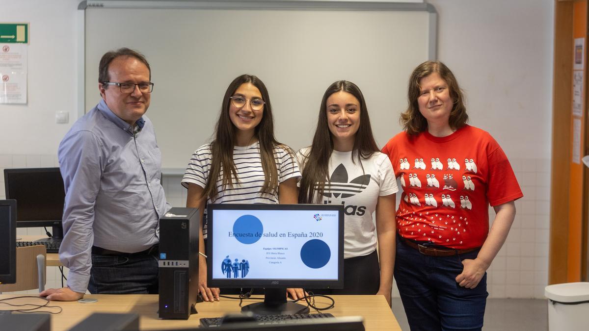 Los profesores Javier y Hermina Pastor junto a las dos estudiantes.