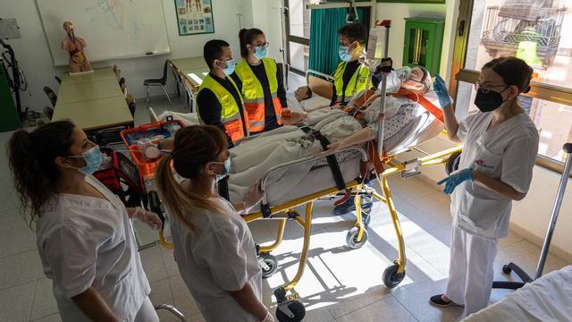 Barcelona 09/06/2021 SociedadEstudios FPClase de grado medio de Emergencias Sanitarias y Enfermería en la escuela CEDESCA, que cumple hoy 40 años de existencia.AUTOR: JORDI OTIX