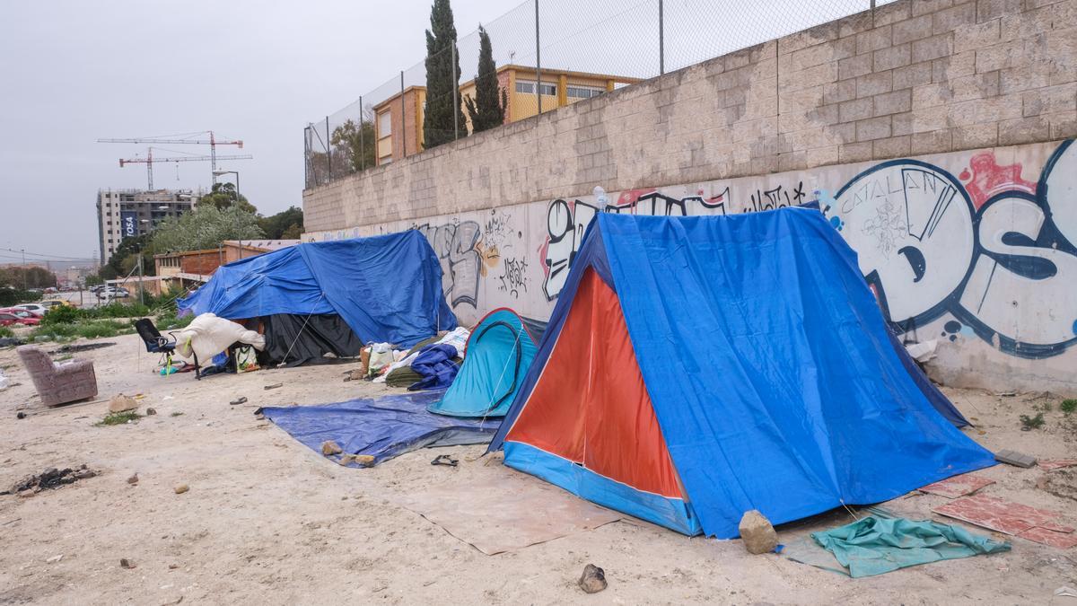 Personas sin techo que viven en tiendas de campaña en un descampado junto al albergue municipal de Alicante.