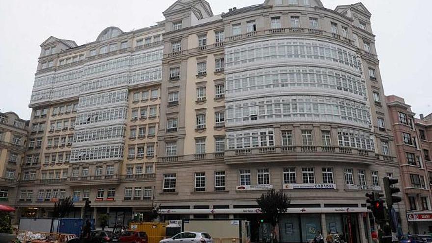 Vista parcial del edificio Conde de Fenosa, construido por Fadesa y situado entre la calle Fernando Macías, la avenida de Finisterre y la plaza del Maestro Mateo. / víctor echave