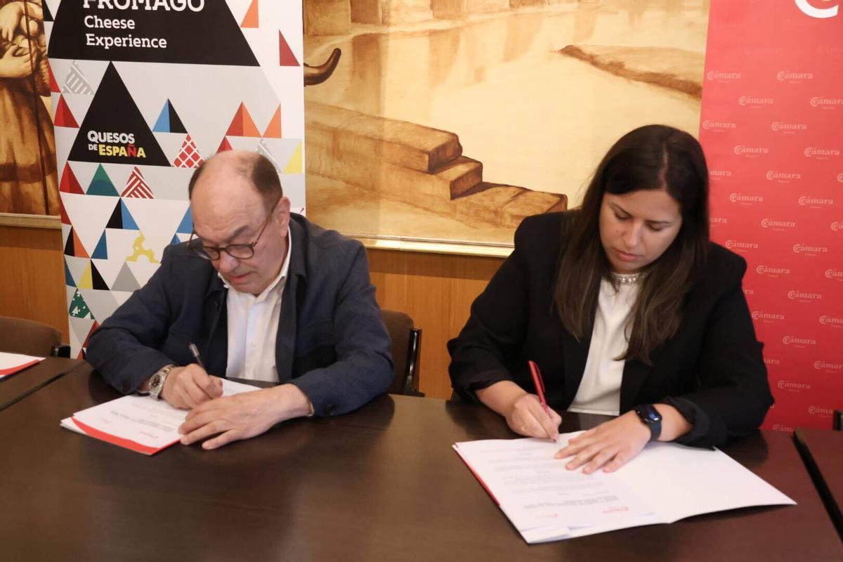 Firma del convenio de colaboración entre la Cámara de Comercio de Zamora y EILZA, en el marco de la Illa Edición de la Feria FROMAGO 2026.