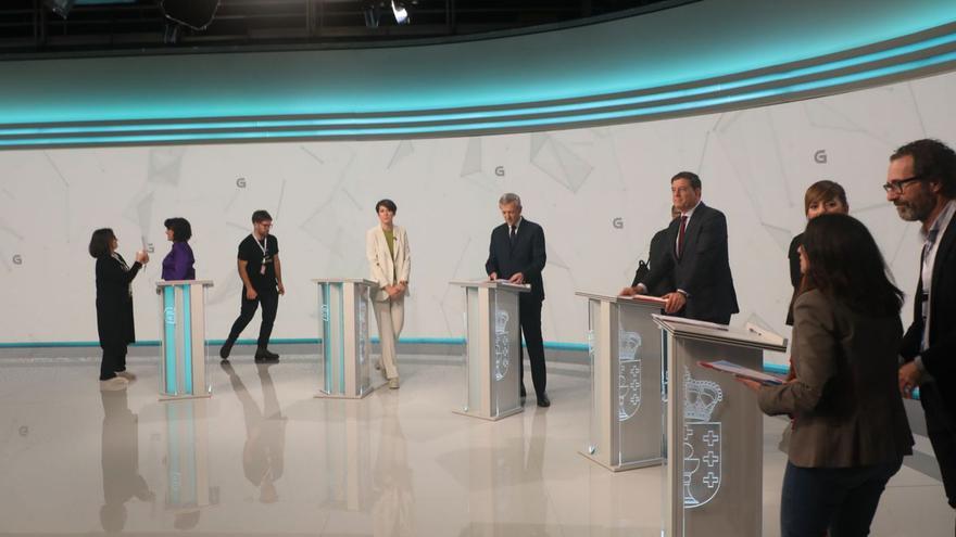 Candidatos, asesores y trabajajores de la TVG, minutos antes de empezar el debate.