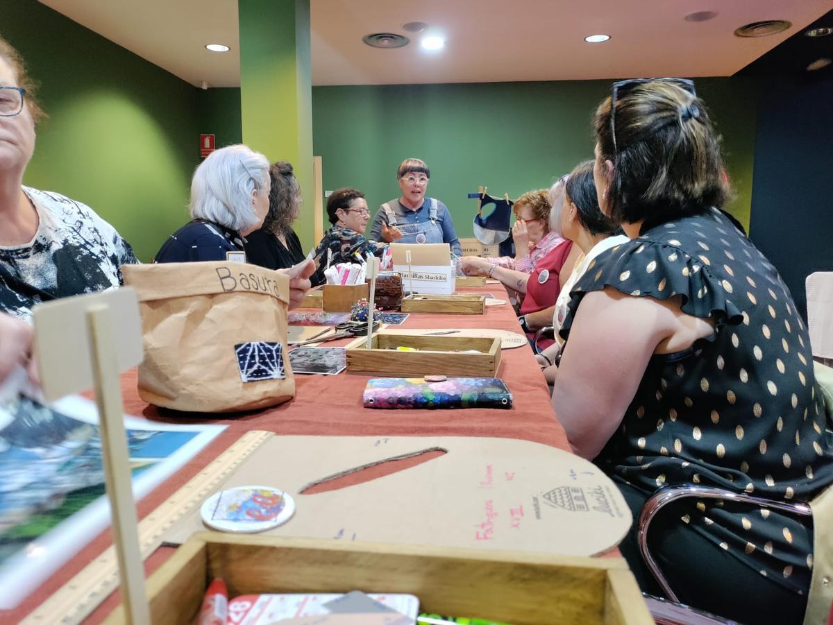 Un momento del taller textil