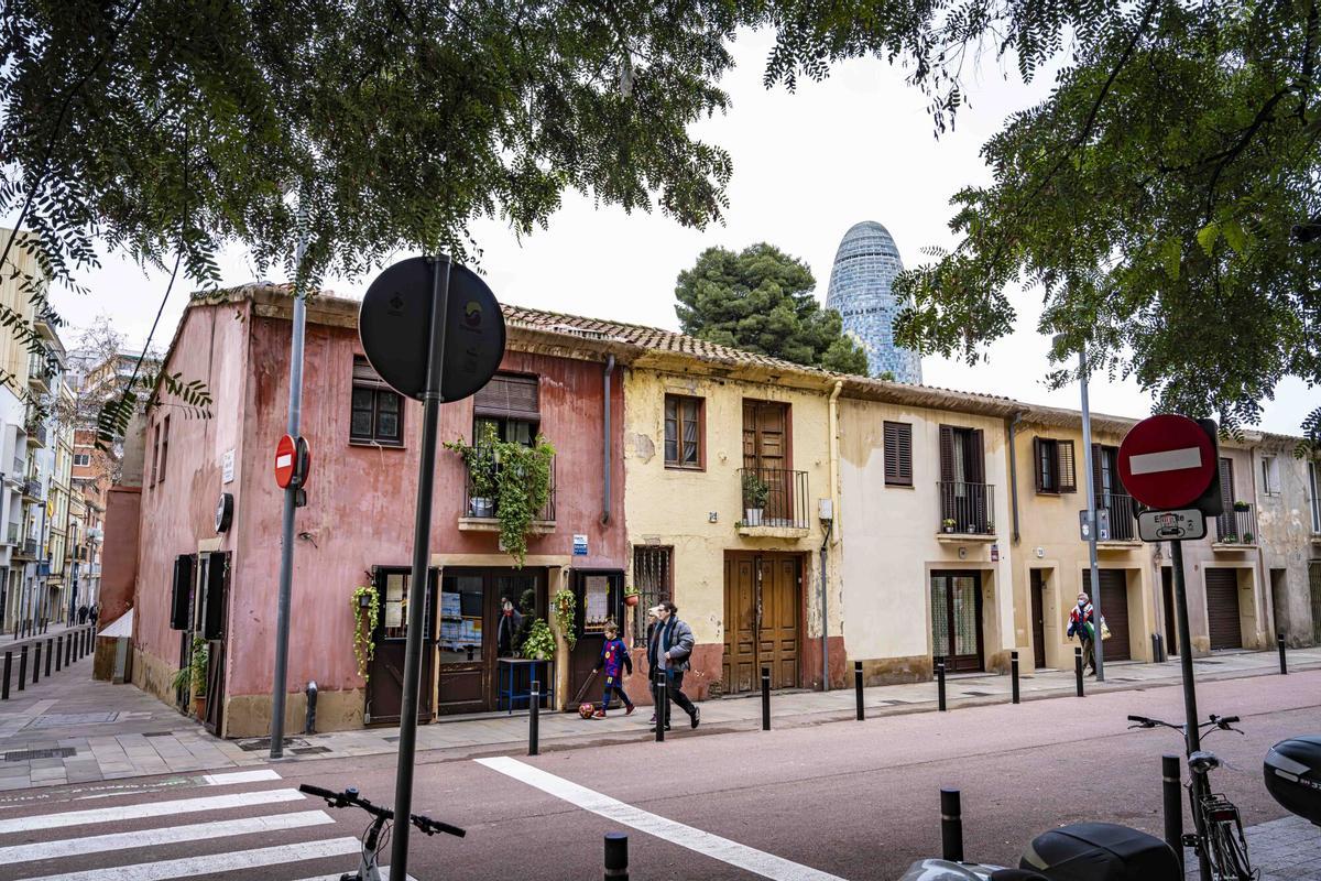Algunas de las casas históricas que todavía se preservan en la calle Clot.