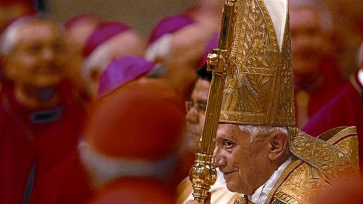 Benedicto XVI, ayer en la basílica de San Pedro del Vaticano, durante la ceremonia de proclamación de 24 nuevos cardenales.