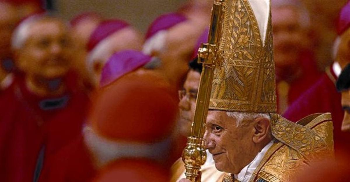 Benet XVI, ahir a la basílica de Sant Pere del Vaticà, durant la cerimònia de proclamació de 24 nous cardenals. Benet XVI, ahir a la basílica de Sant Pere del Vaticà, durant la cerimònia de proclamació de 24 nous cardenals.