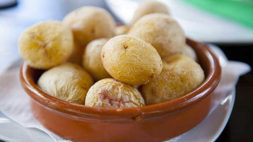 Un plato lleno de patatas cocidas.