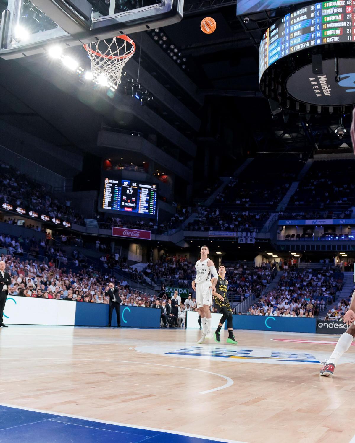 Jaime Fernández tras lanza el triple que le dio la victoria al Canarias ante el Real Madrid.