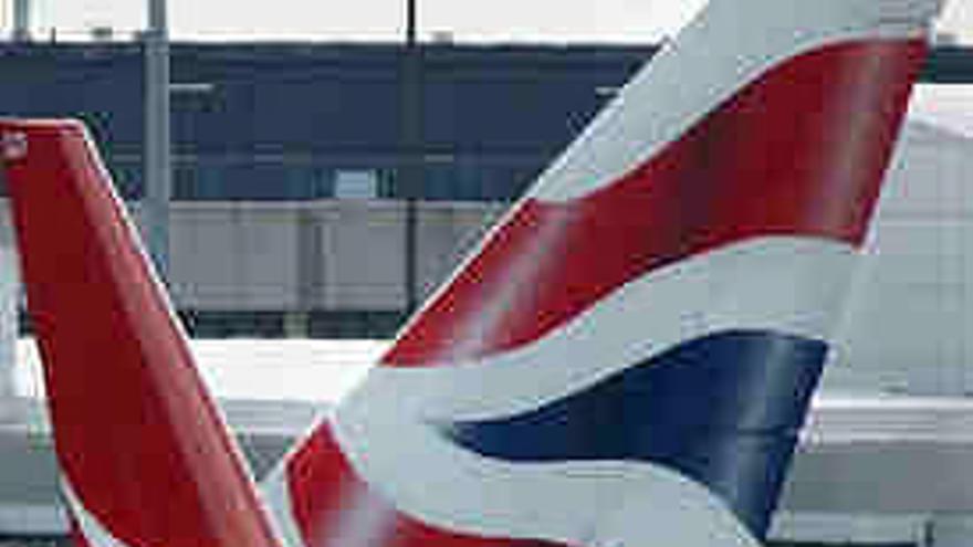 Un avión de Qantas pasa junto a otro de British Airways en el aeropuerto de Sydney, en una foto de archivo.