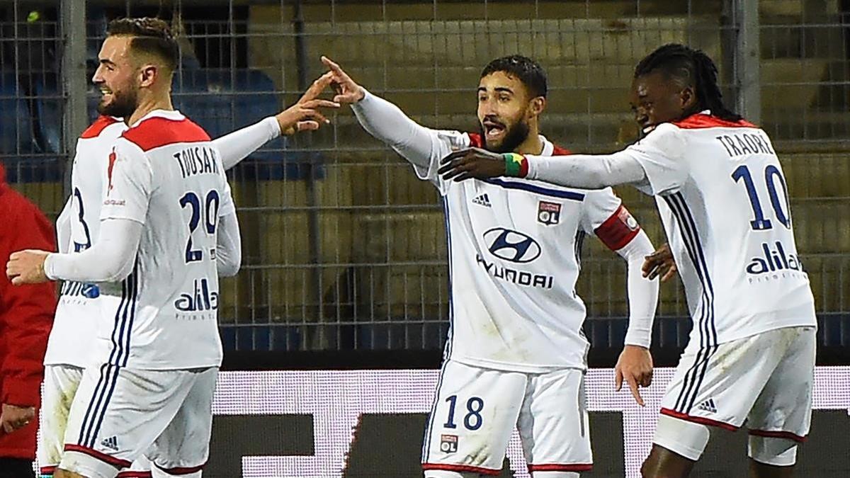 Nabil Fekir celebra con sus compañeros el gol del Lyon al Montpellier.