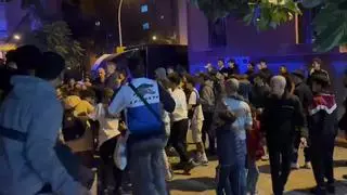 Un grupo de jóvenes asalta la grabación del videoclip de Morad y Dellafuente en Badalona
