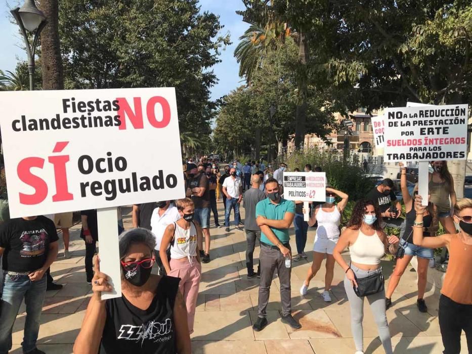 La hostelería llena las calles de Málaga para protestar por las restricciones