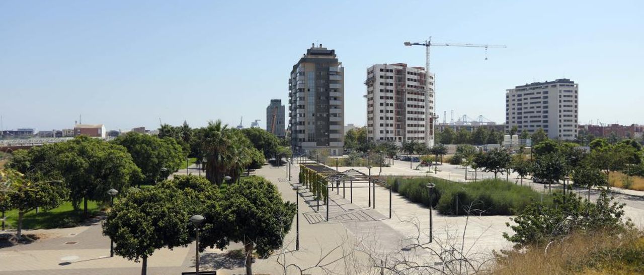 El nuevo barrio de Moreras con el barrio de Natzaret y el puerto al fondo.