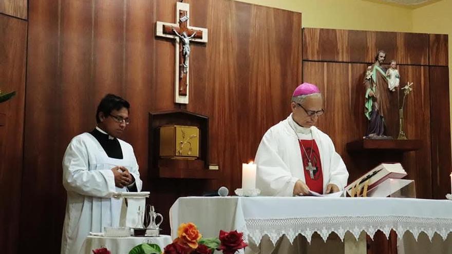 Perales, con el entonces obispo Prevost, durante una misa en Perú.
