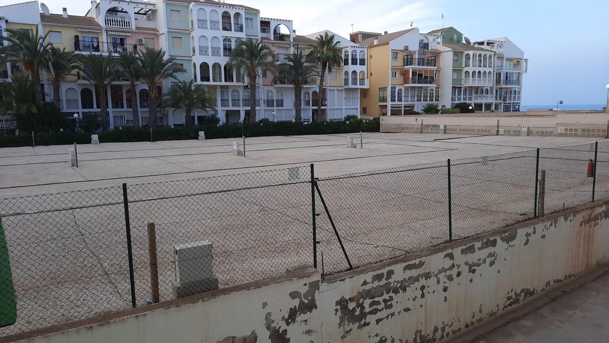 Aparcamiento de autocaravanas en Eliseos Playas sin actividad este verano