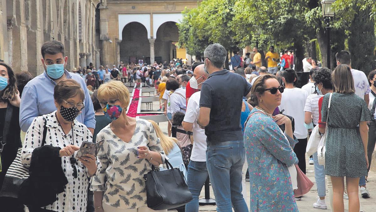 Visitantes en el Patio de los Naranjos de la Mezquita-Catedral este domingo.