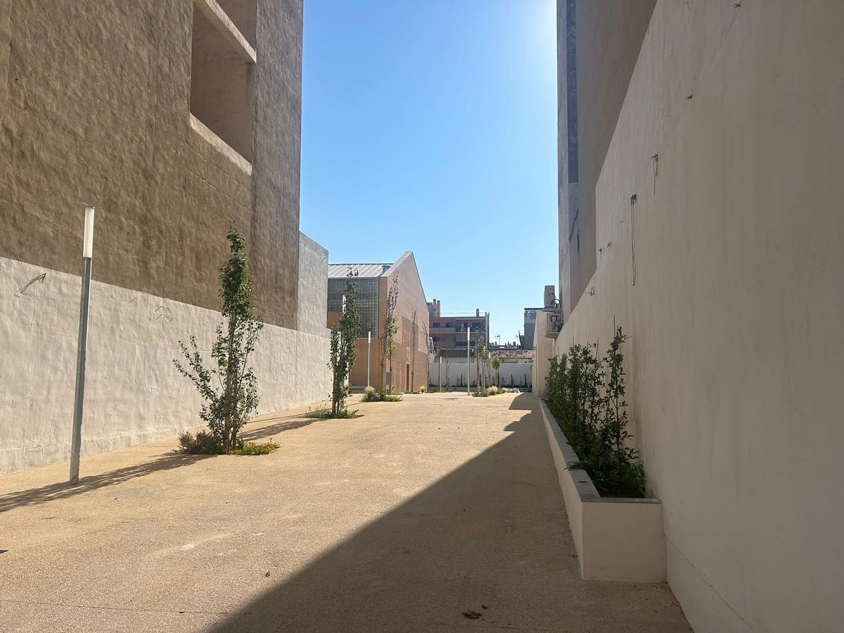 Zona del exterior del mercado donde antes de la reforma se instalaban los puestos ambulantes