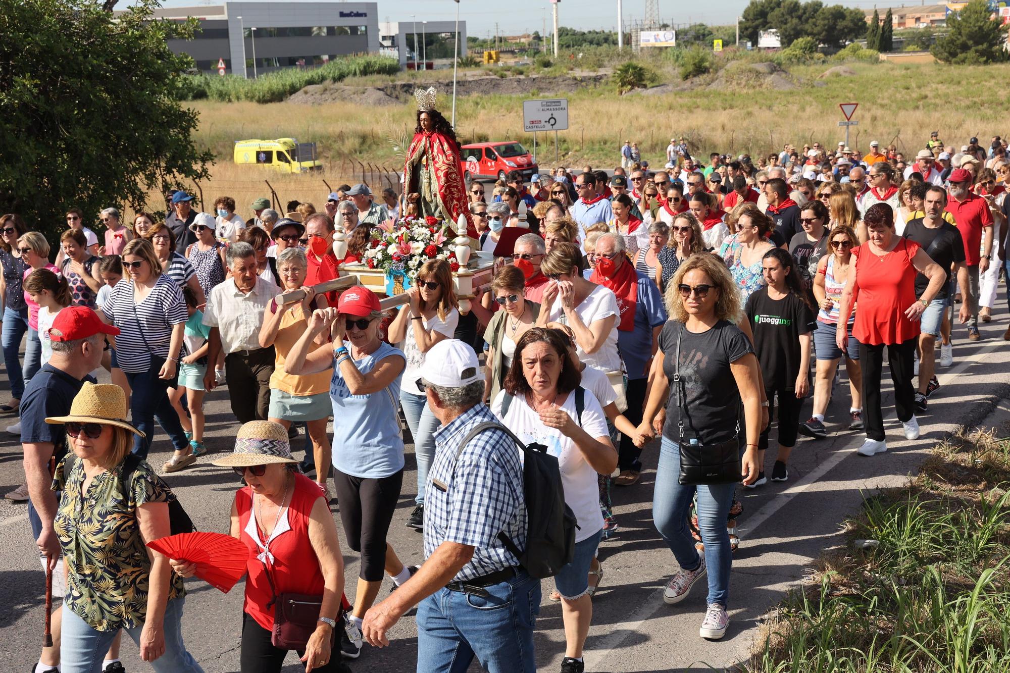 Miles de romeros acompañan a Santa Quitèria en la ‘tornà’ de Almassora