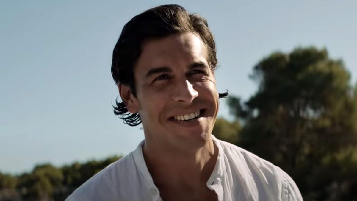 Mario Casas nos derrite en el anuncio del verano de Estrella Damm (romántico y mediterráneo)