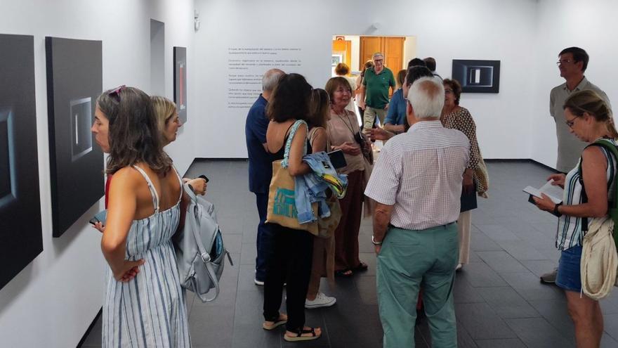 Públicu na inauguración de la muestra d'A Caridá. | T. Cascudo