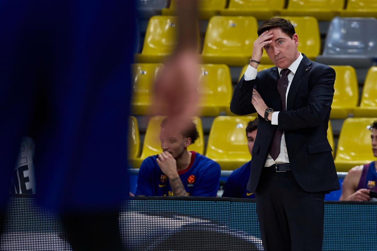 El técnico del Barça se lamenta de una acción del encuentro ante el Hapoel