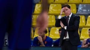 El técnico del Barça se lamenta de una acción del encuentro ante el Hapoel