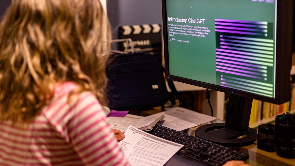 Estudiante usando ChatGPT, una aplicación de Inteligencia Artificial, en una imagen de archivo.