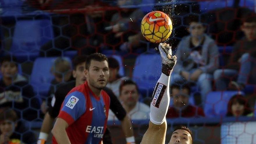 Chilena de Charles que no acaba en gol. El Málaga buscó el triunfo y lo consiguió.