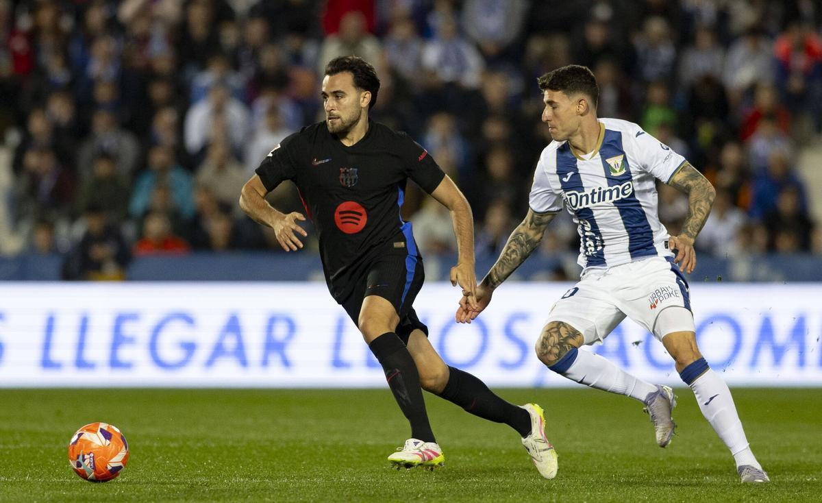 Eric conduce la pelota en un ataque azulgrana.