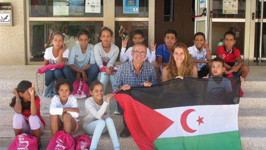 El alcalde de Nigrán con un grupo de niños saharauis. // D.P.