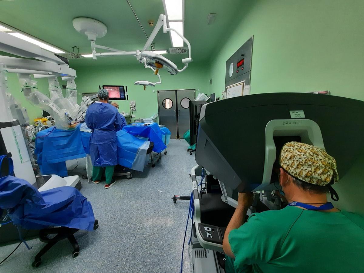 Una operación de cáncer de pulmón con cirugía robótica en el Hospital de Alicante