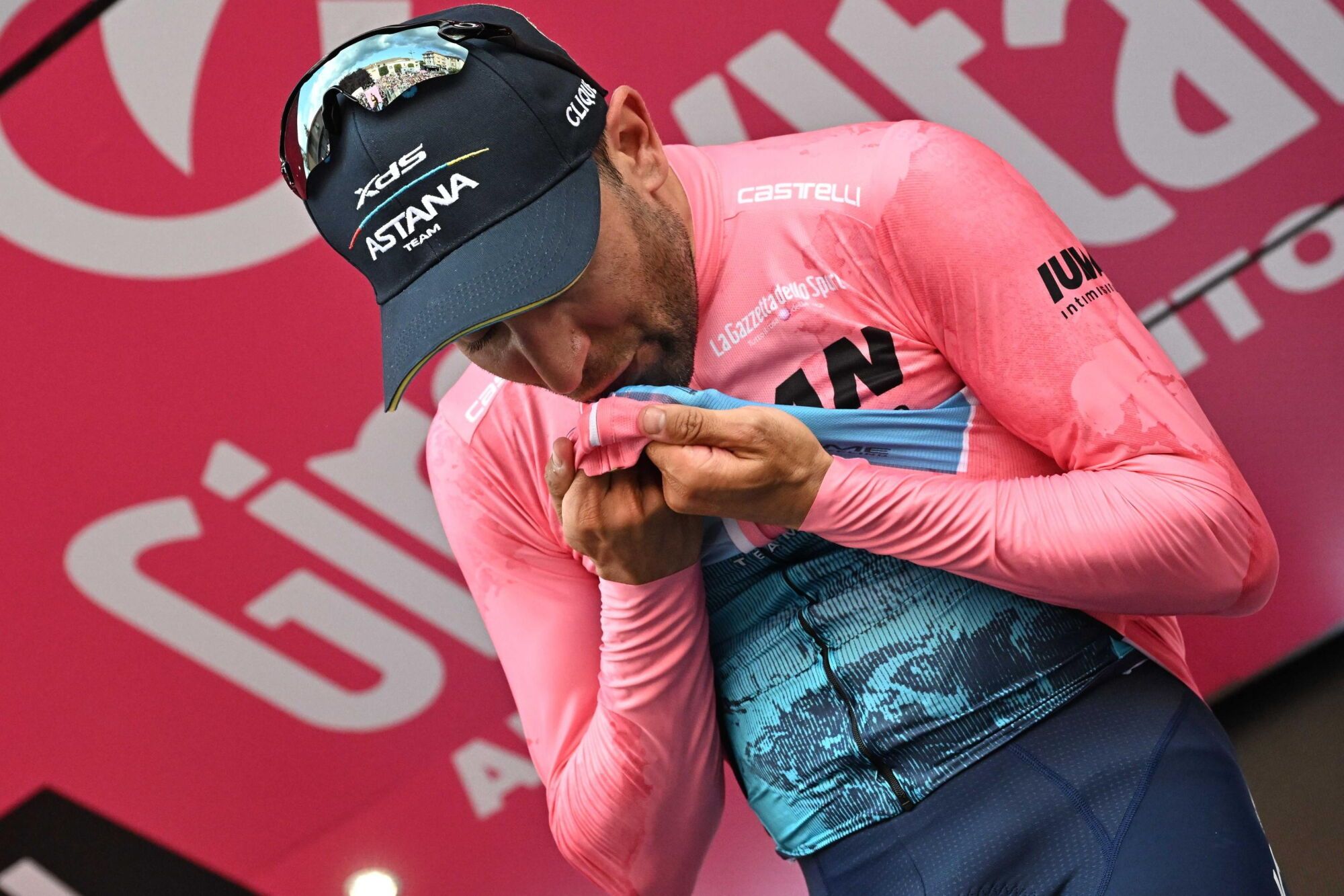 CASTELRAIMONDO (Italy), 17/05/2025.- Italian rider Diego Ulissi of Xds Astana Team wearing the overall leader's pink jersey poses on the podium after the 8th stage of the 108 Giro d'Italia 2025, cycling race over 197 km from Giulianova to Castelraimondo, Italy, 17 May 2025. (Ciclismo, Italia) EFE/EPA/LUCA ZENNARO