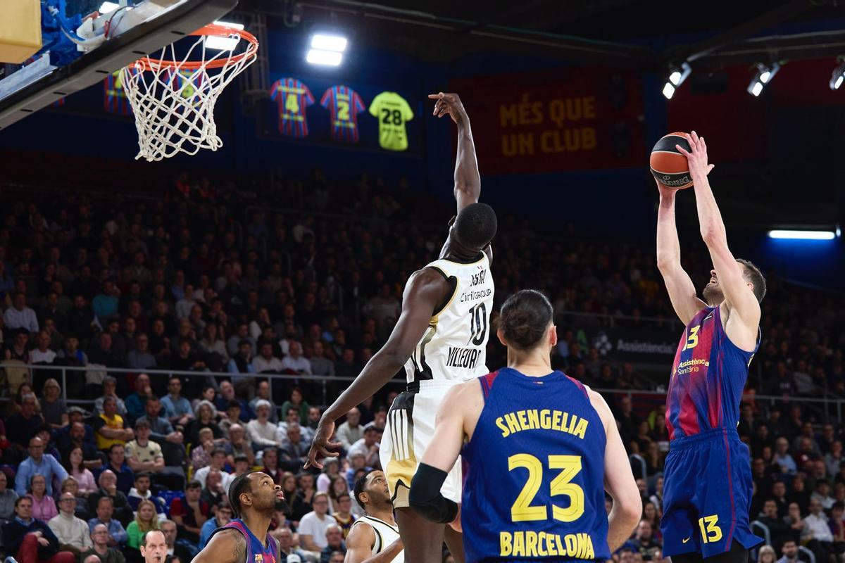 Vesely lanza a canasta ante el ASVEL