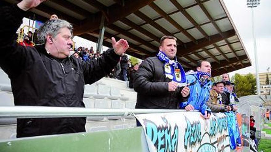 Un grupo de aficionados del Oviedo ayer en las gradas de La Fuensanta.