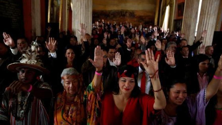 Membres de l&#039;Assemblea Constituent participen en la presa de possessió.