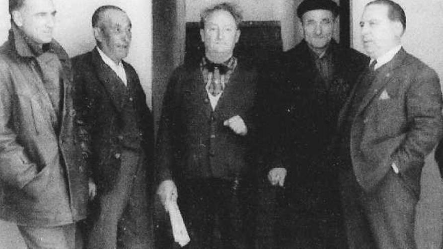 Luis Lage, en el centro y con papeles en la mano, junto a Dovalo, a su derecha.  // T.H.