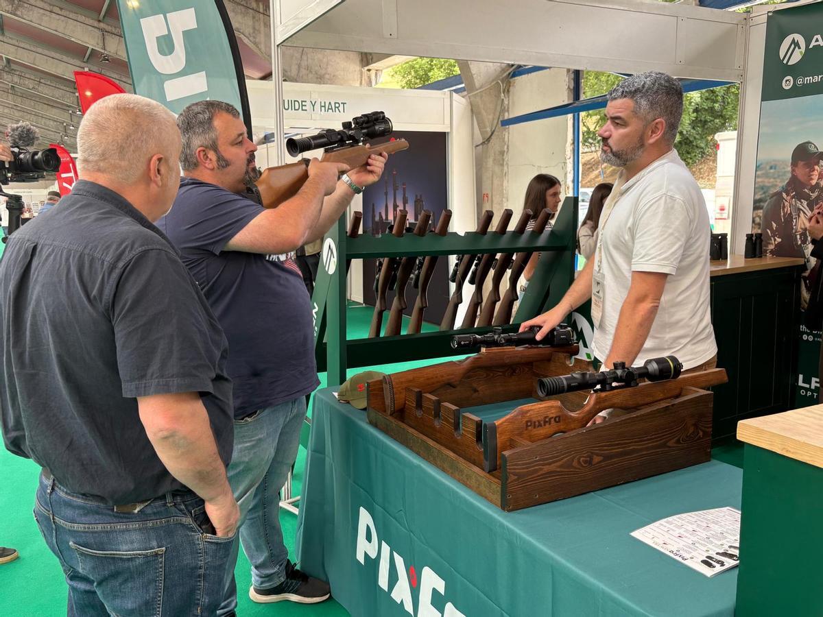 Pruebas en uno de los stand de complementos de caza.
