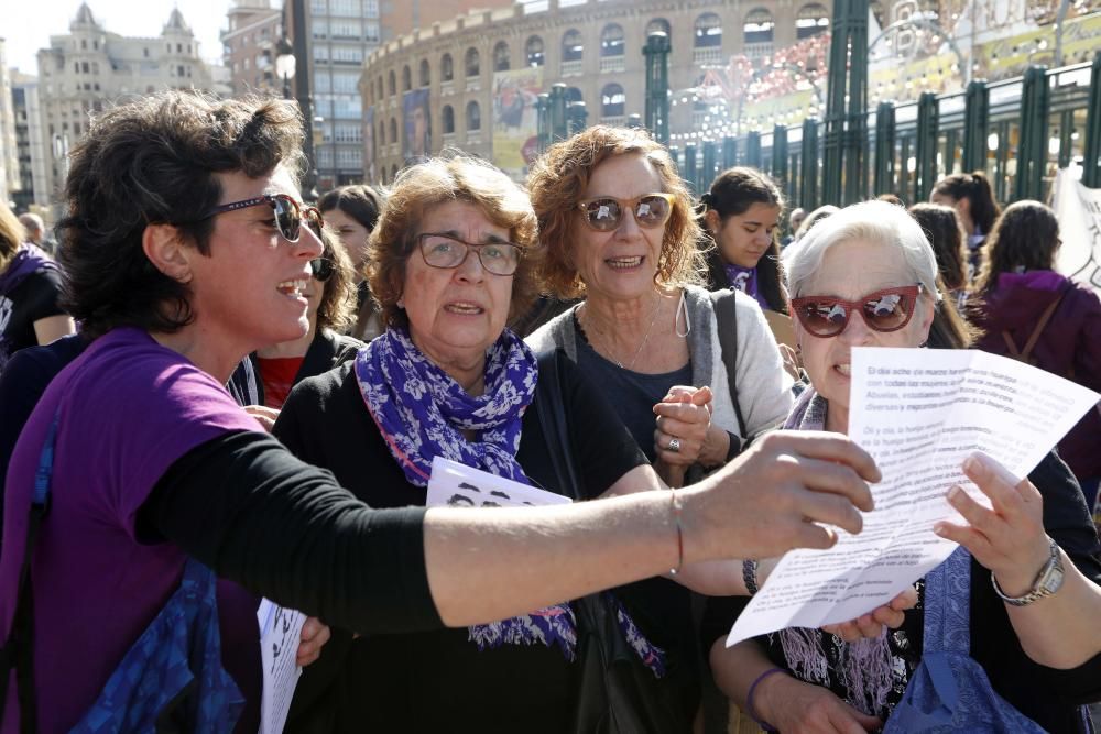 Manifestantes recorren la calle Colón.