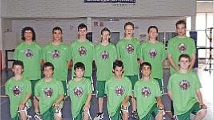 Los jugadores del equipo infantil del Club Baloncesto Sax con su técnico.