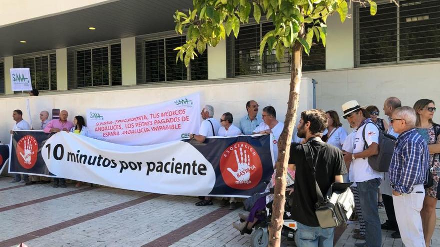 Protesta en el centro de salud de Huelin.