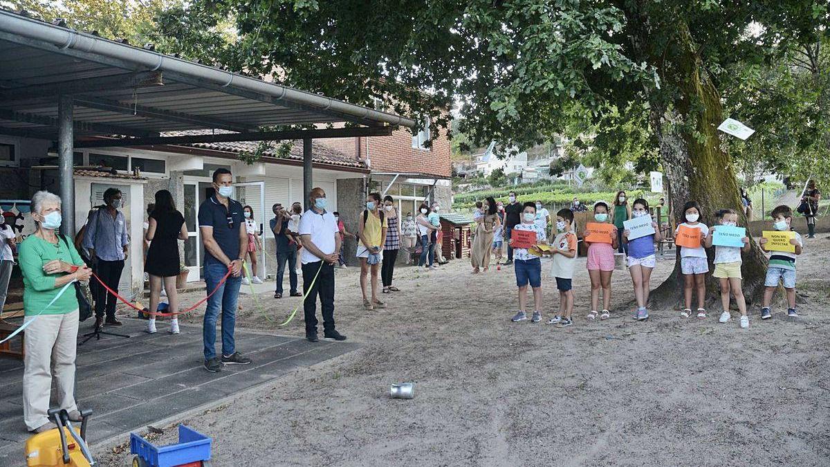 Pequeños y mayores protestaron por la supresión de esta aula ante la escuela de Verducido.