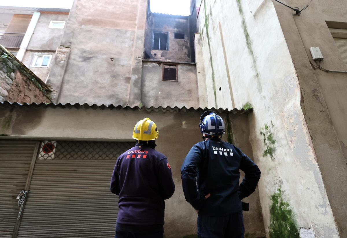El dia després de l'incendi d'un habitatge del carrer Santa Llúcia de Manresa
