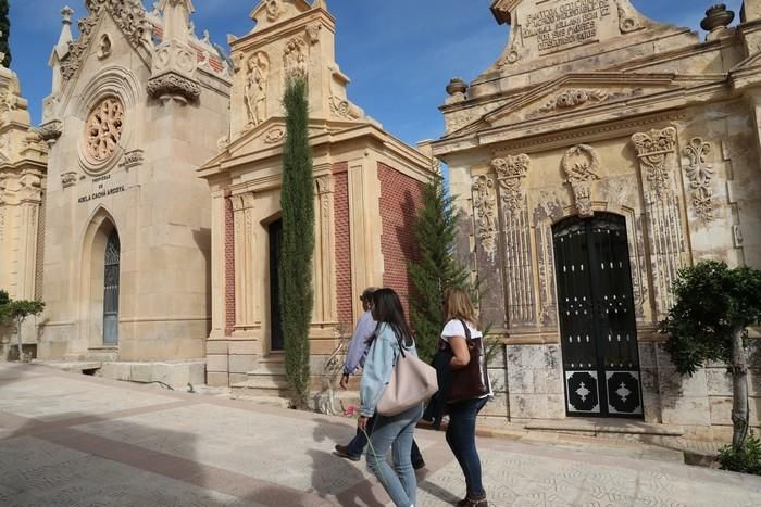 Día de Todos los Santos en el cementerio de Lorca