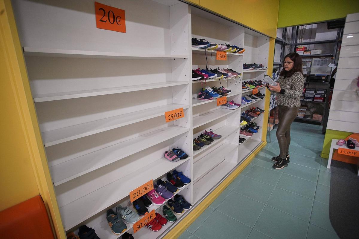 Una treballadora de Calçats Torras, amb uns calçats en estoc.