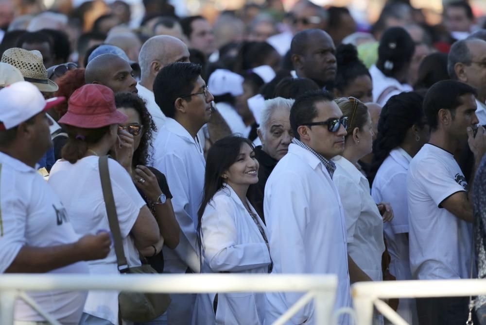 El memorial a José Martí de la Plaza de la Revolución abrió hoy sus puertas para que los cubanos puedan despedirse del expresidente Fidel Castro.