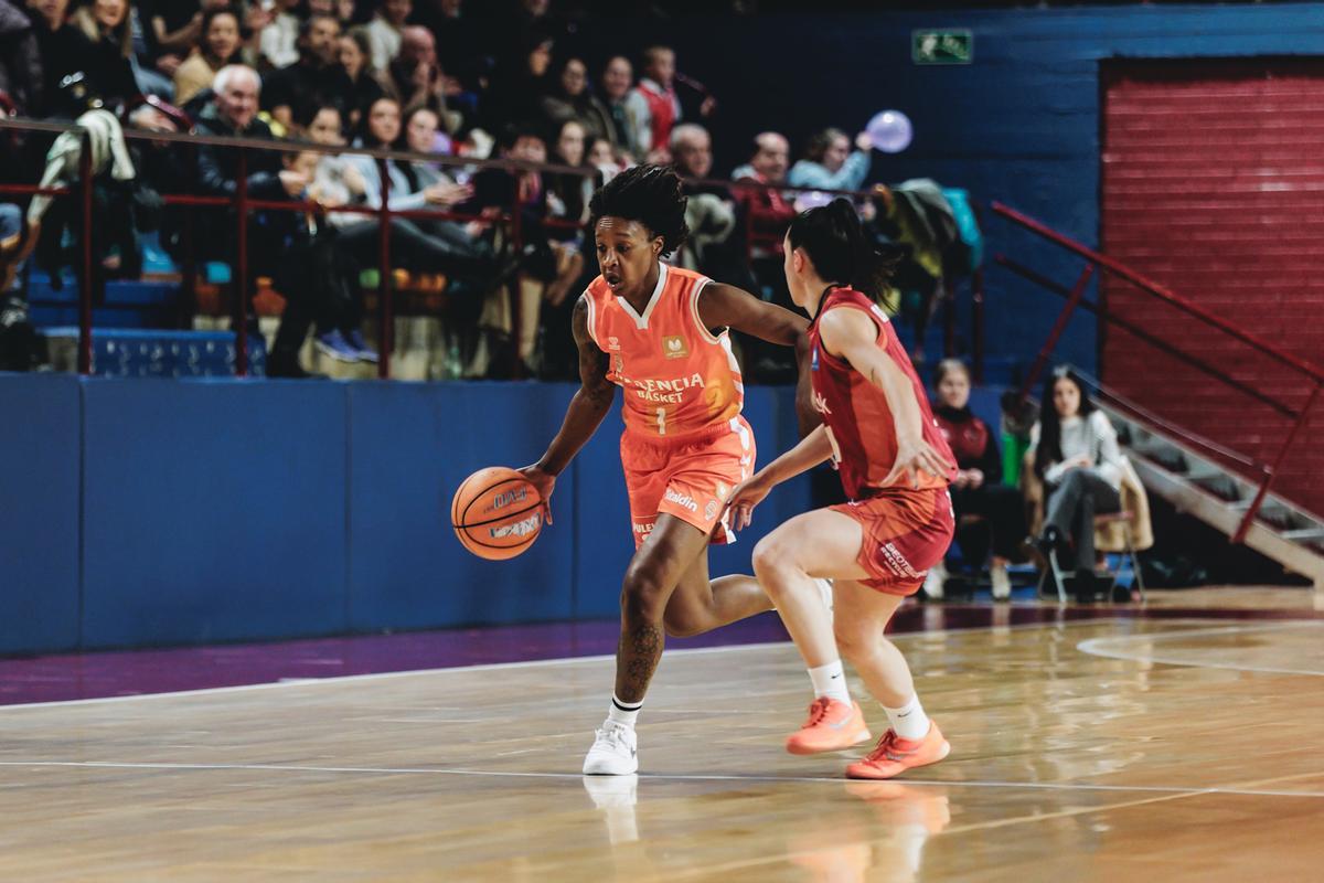 Yvonne Anderson, en una acción ante el Lointek Gernika este viernes en Maloste.