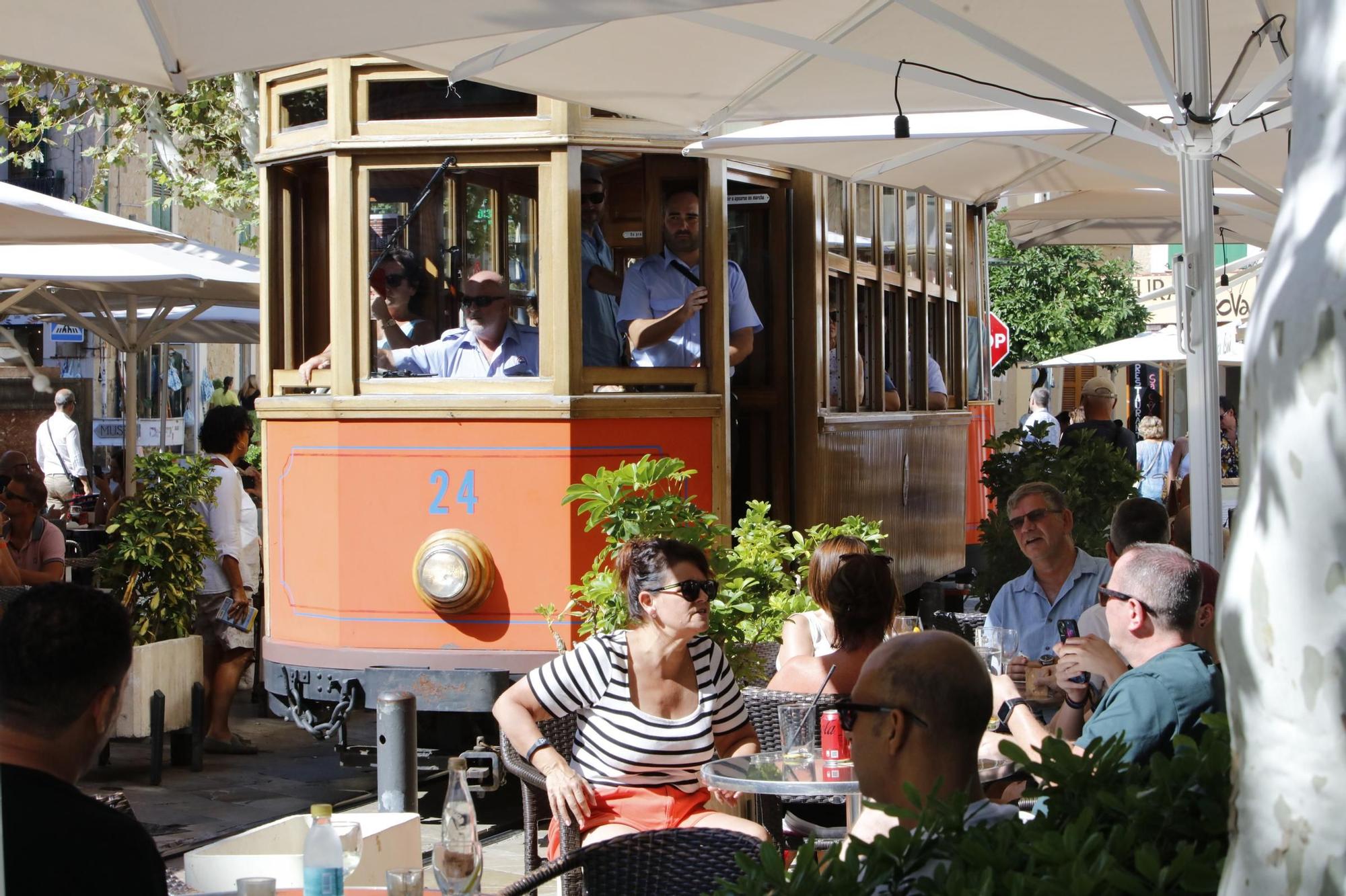 Wie im Hochsommer: Im Zentrum von Sóller auf Mallorca ist es auch im Oktober rappelvoll